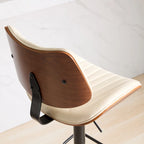 Ensemble moderne de 2 tabourets de bar pivotants avec dossier en cuir, assise rembourrée, base chromée et hauteur réglable, pour îlot de cuisine