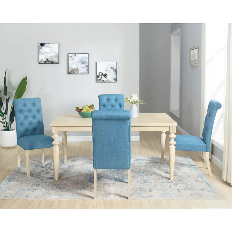 Ensemble table et chaises de salle à manger en bois. Ensemble simple avec chaises capitonnées et pieds tournés pour la cuisine.