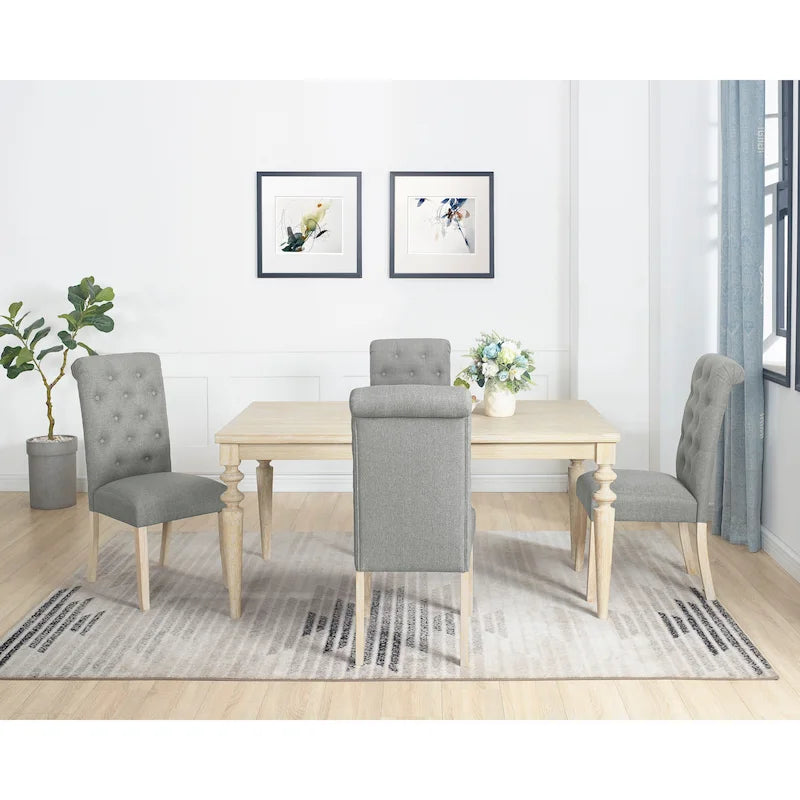 Ensemble table et chaises de salle à manger en bois. Ensemble simple avec chaises capitonnées et pieds tournés pour la cuisine.