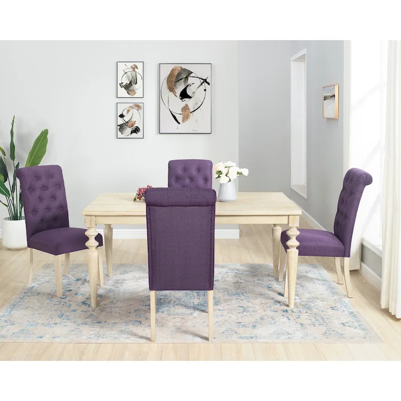Ensemble table et chaises de salle à manger en bois. Ensemble simple avec chaises capitonnées et pieds tournés pour la cuisine.