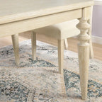 Ensemble table et chaises de salle à manger en bois. Ensemble simple avec chaises capitonnées et pieds tournés pour la cuisine.