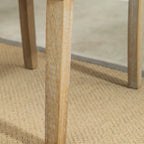Ensemble table et chaises de salle à manger en bois. Ensemble simple avec chaises capitonnées et pieds tournés pour la cuisine.