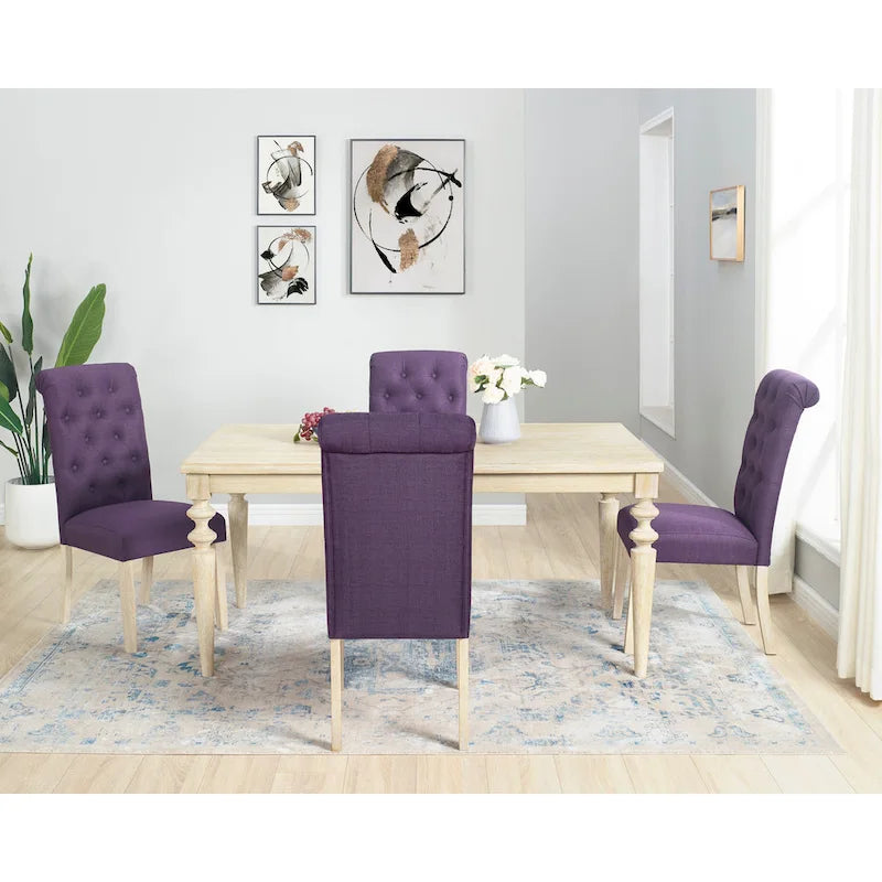 Ensemble table et chaises de salle à manger en bois. Ensemble simple avec chaises capitonnées et pieds tournés pour la cuisine.
