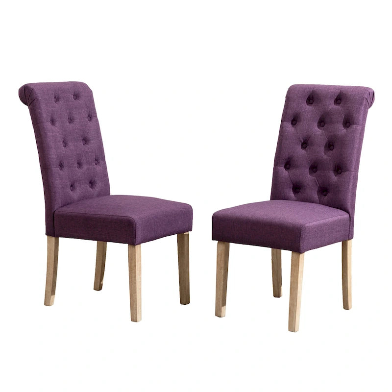 Ensemble table et chaises de salle à manger en bois. Ensemble simple avec chaises capitonnées et pieds tournés pour la cuisine.