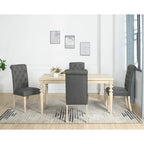 Ensemble table et chaises de salle à manger en bois. Ensemble simple avec chaises capitonnées et pieds tournés pour la cuisine.