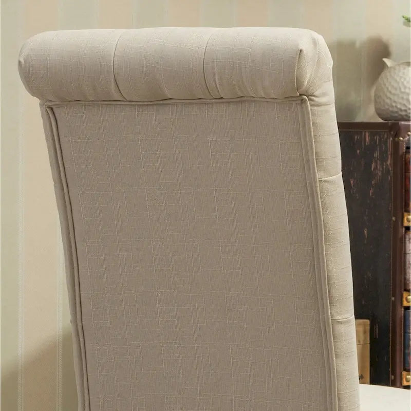 Ensemble table et chaises de salle à manger en bois. Ensemble simple avec chaises capitonnées et pieds tournés pour la cuisine.