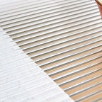 Table basse blanche à double plateau, table d'appoint rectangulaire en bois massif avec plateau en verre et imitation rotin, idéale pour le salon.