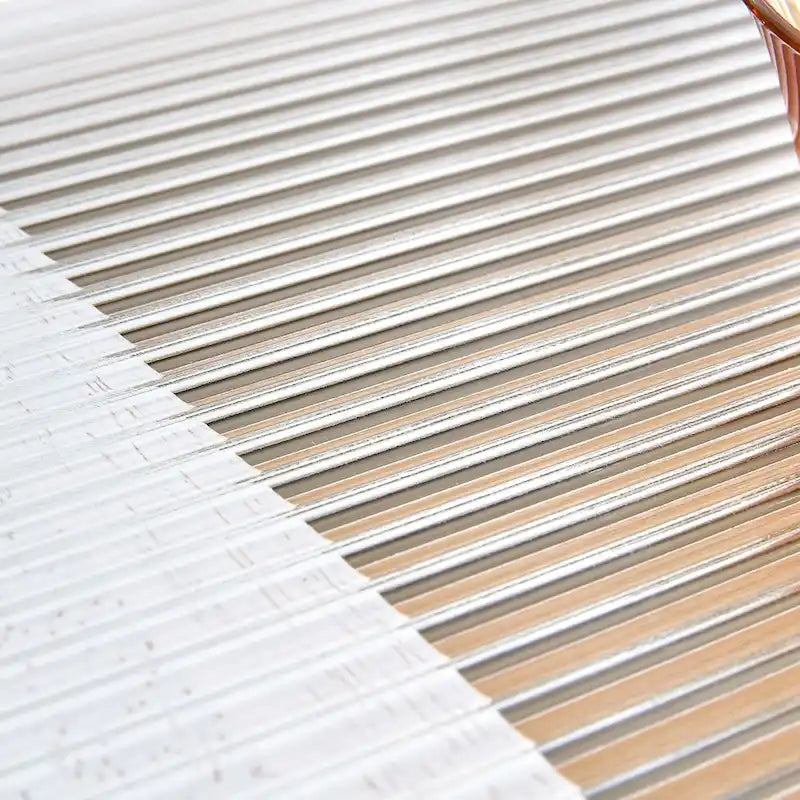 Table basse blanche à double plateau, table d'appoint rectangulaire en bois massif avec plateau en verre et imitation rotin, idéale pour le salon.