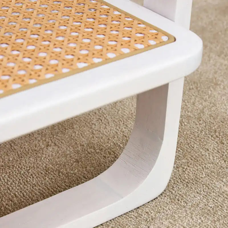 Table basse blanche à double plateau, table d'appoint rectangulaire en bois massif avec plateau en verre et imitation rotin, idéale pour le salon.