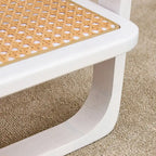 Table basse blanche à double plateau, table d'appoint rectangulaire en bois massif avec plateau en verre et imitation rotin, idéale pour le salon.