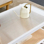 Table basse blanche à double plateau, table d'appoint rectangulaire en bois massif avec plateau en verre et imitation rotin, idéale pour le salon.