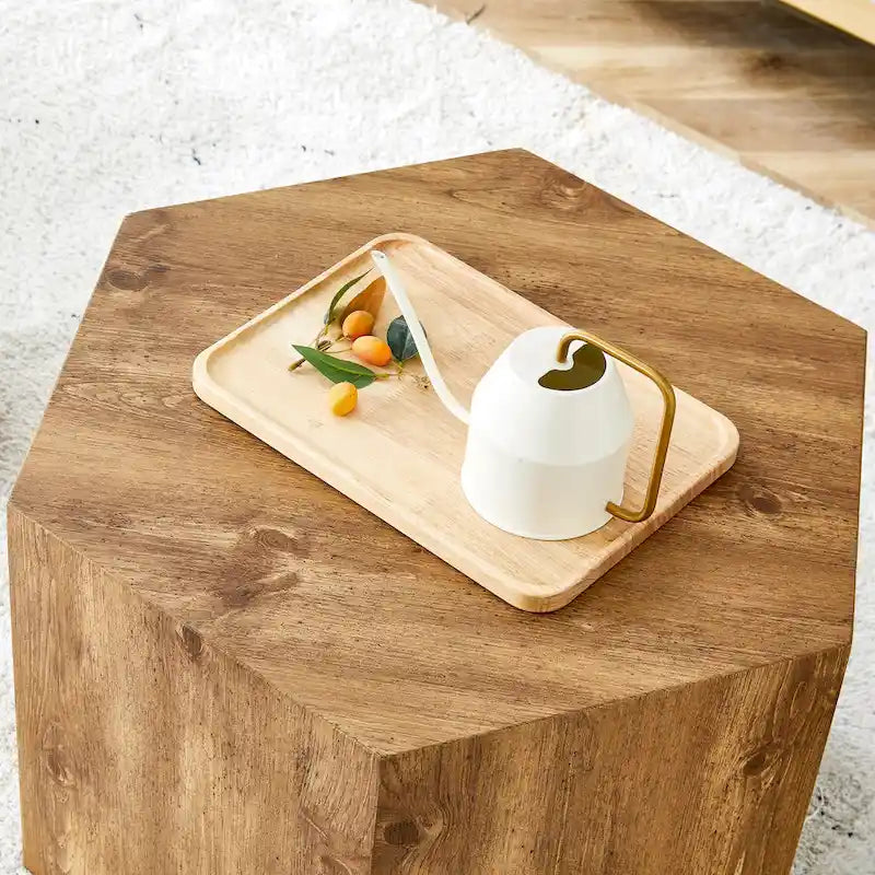 Table basse hexagonale texturée avec patins antidérapants, idéale pour les petits espaces de salon.