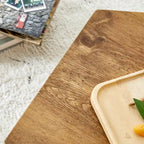 Table basse hexagonale texturée avec patins antidérapants, idéale pour les petits espaces de salon.