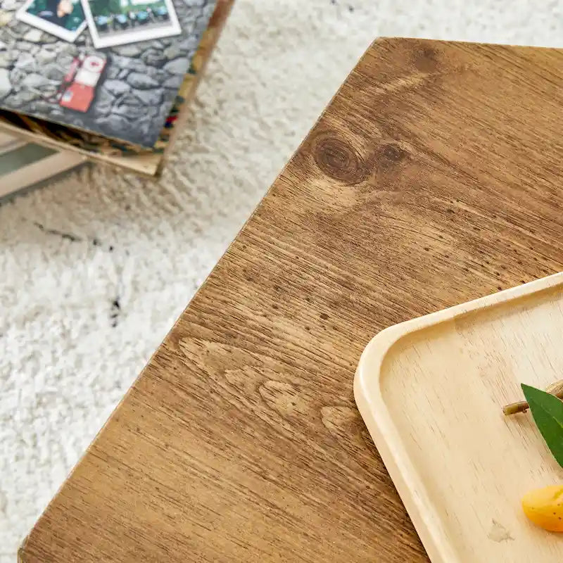 Table basse hexagonale texturée avec patins antidérapants, idéale pour les petits espaces de salon.