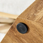 Table basse hexagonale texturée avec patins antidérapants, idéale pour les petits espaces de salon.