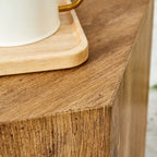 Table basse hexagonale texturée avec patins antidérapants, idéale pour les petits espaces de salon.