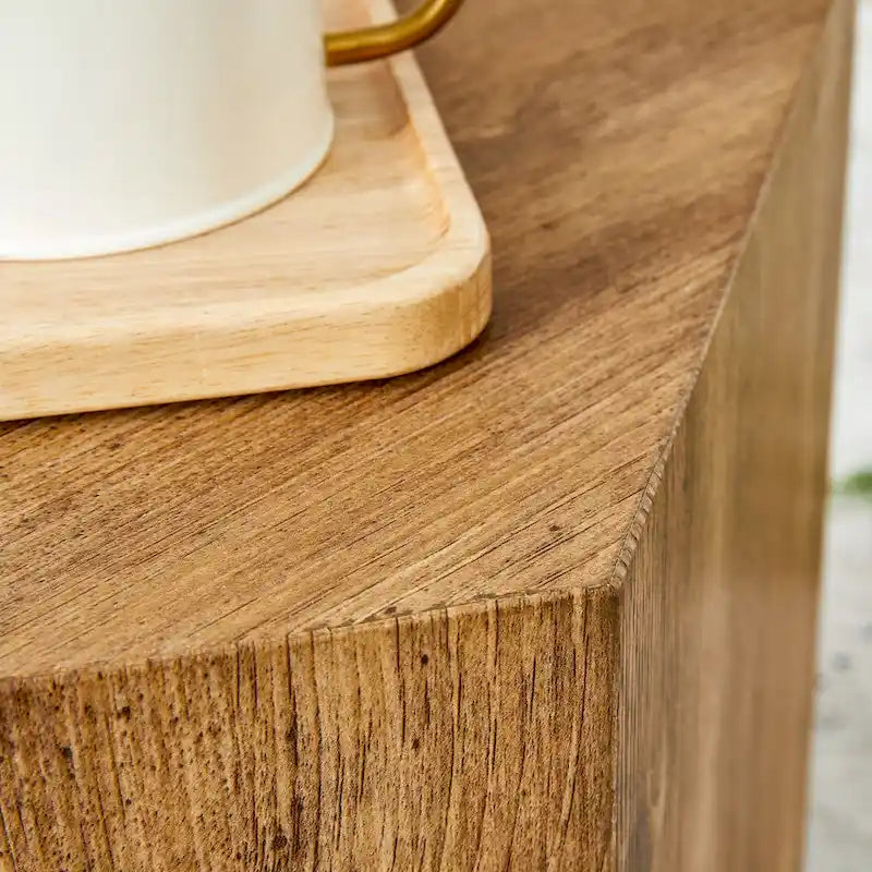 Table basse hexagonale texturée avec patins antidérapants, idéale pour les petits espaces de salon.