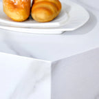 Table basse hexagonale texturée avec patins antidérapants, idéale pour les petits espaces de salon.