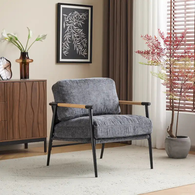 Fauteuil d'appoint moderne avec coussins moelleux, structure métallique minimaliste et accoudoirs en bois.