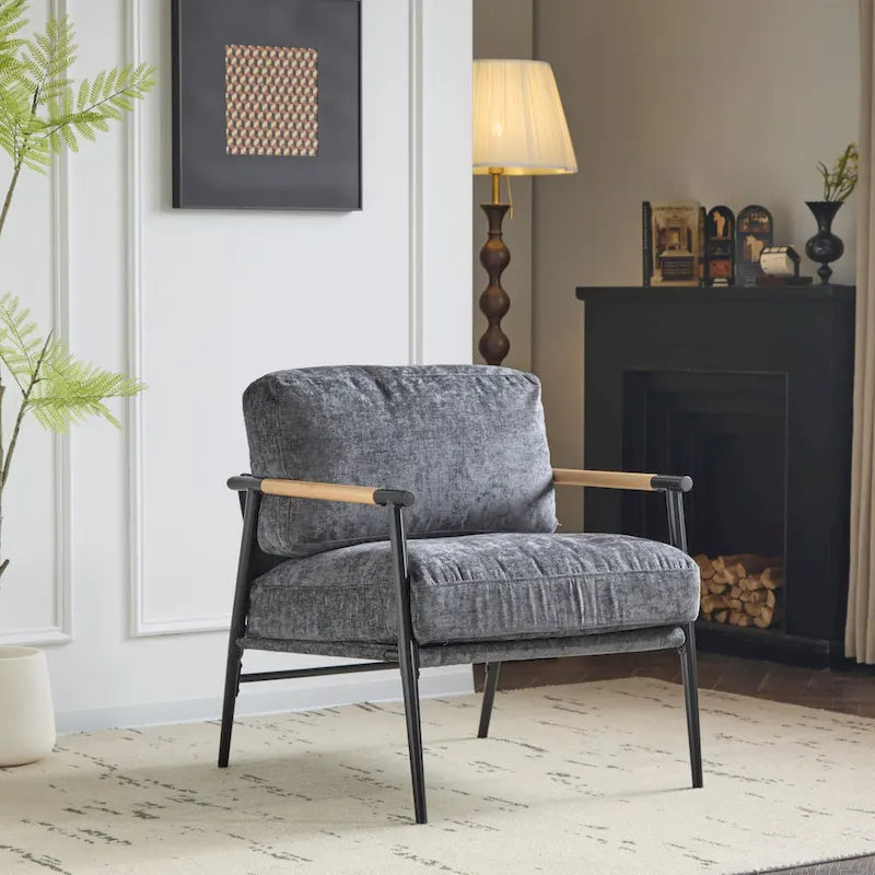 Fauteuil d'appoint moderne avec coussins moelleux, structure métallique minimaliste et accoudoirs en bois.