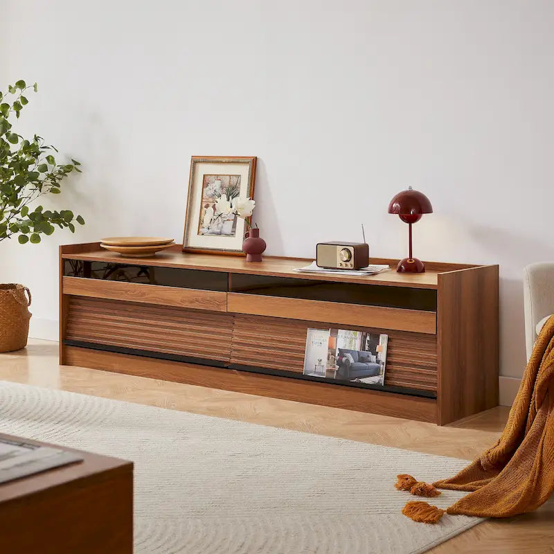 Meuble TV moderne avec tiroirs, ports de chargement intégrés et éclairage LED d'ambiance