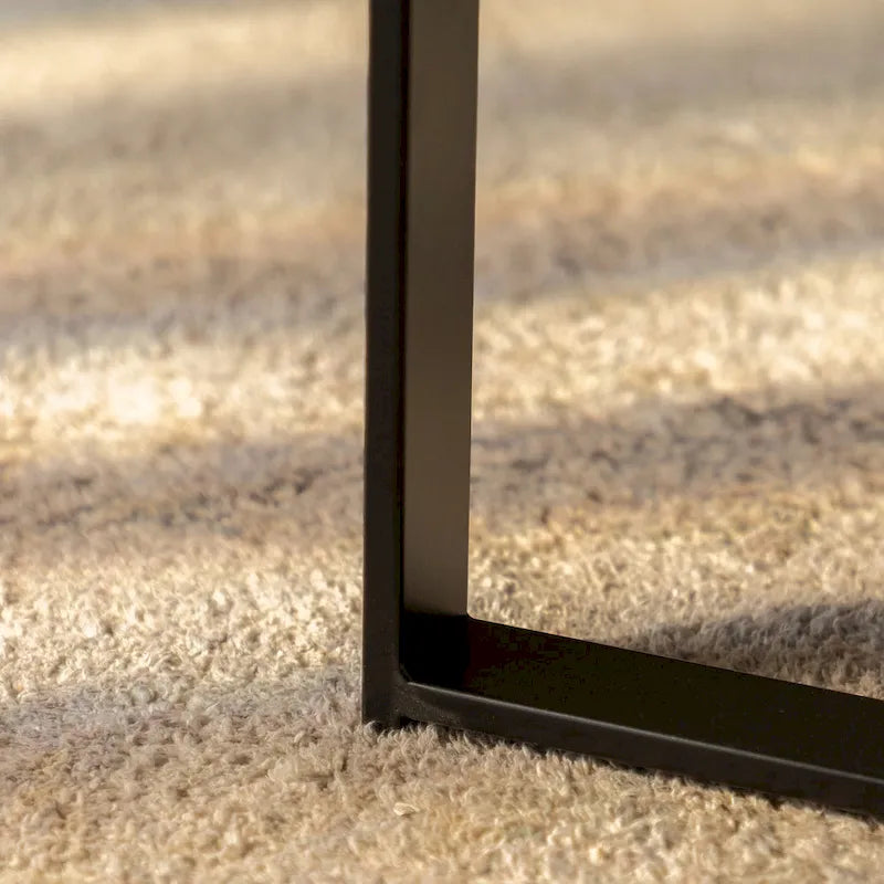 Table basse ronde moderne rétro avec plateau en bois de sapin et piètement croisé noir, idéale pour le salon.