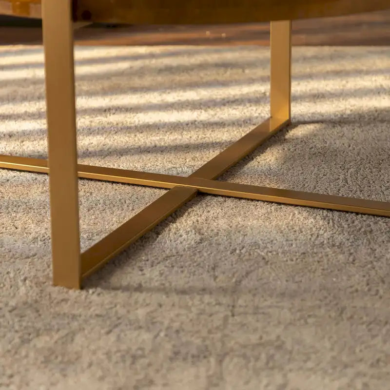 Table basse ronde moderne rétro avec plateau en bois de sapin et piètement croisé noir, idéale pour le salon.