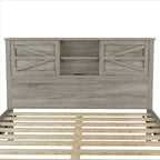 Lit plateforme de style campagnard avec double porte coulissante de style grange et station de recharge