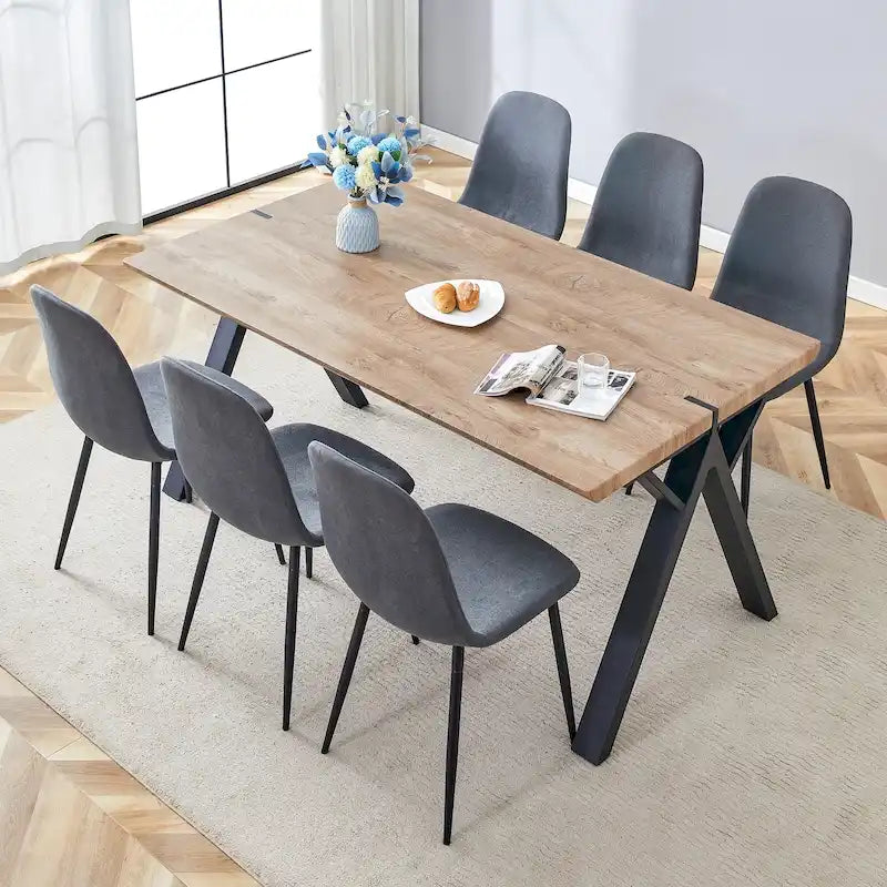 Ensemble de salle à manger moderne avec table rectangulaire noire en forme de A et chaises à dossier rond