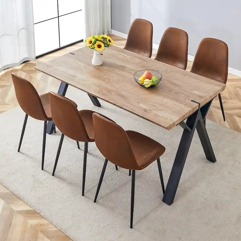 Ensemble de salle à manger moderne avec table rectangulaire noire en forme de A et chaises à dossier rond