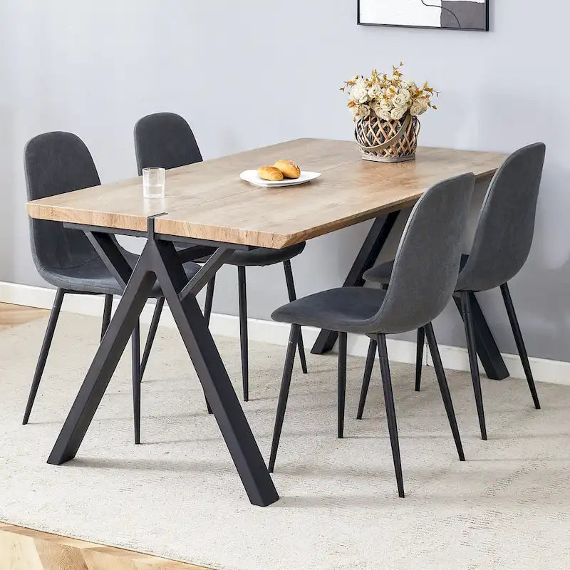 Ensemble de salle à manger moderne avec table rectangulaire noire en forme de A et chaises à dossier rond
