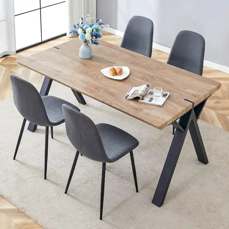 Ensemble de salle à manger moderne avec table rectangulaire noire en forme de A et chaises à dossier rond