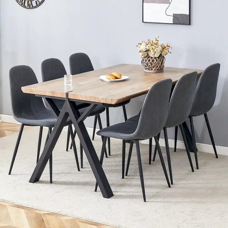 Ensemble de salle à manger moderne avec table rectangulaire noire en forme de A et chaises à dossier rond