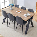 Ensemble de salle à manger moderne avec table rectangulaire noire en forme de A et chaises à dossier rond