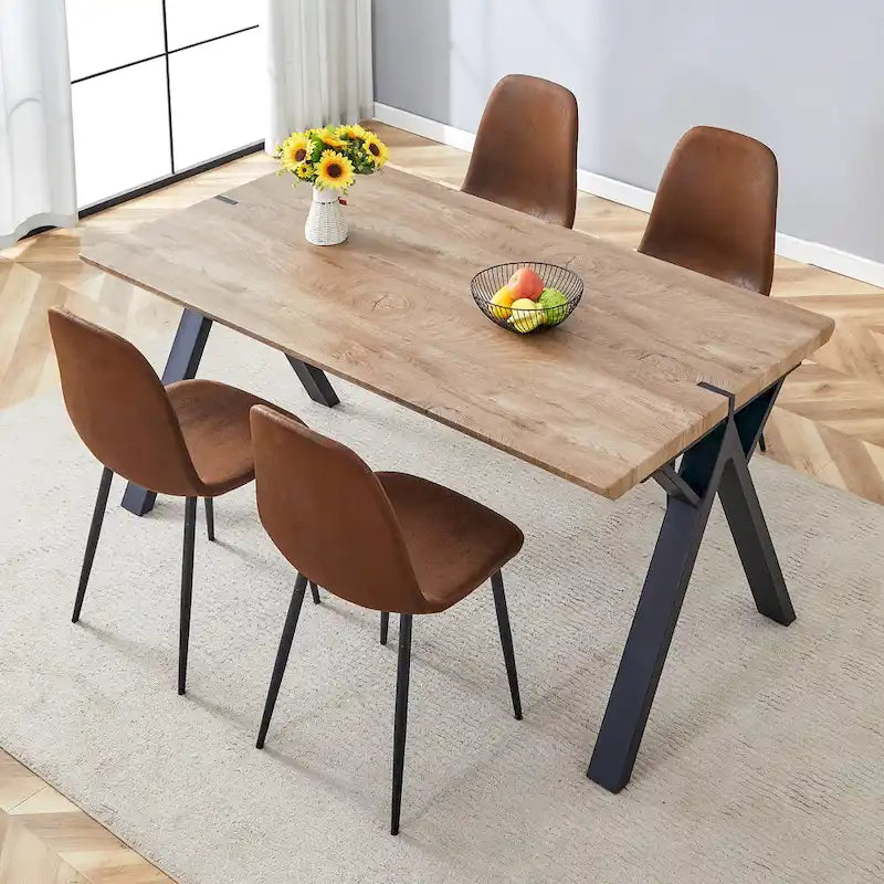 Ensemble de salle à manger moderne avec table rectangulaire noire en forme de A et chaises à dossier rond