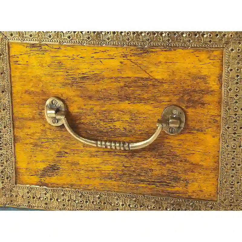 Coffre de rangement Nador avec incrustations en laiton peint à la main et table basse