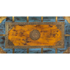 Coffre de rangement Nador avec incrustations en laiton peint à la main et table basse