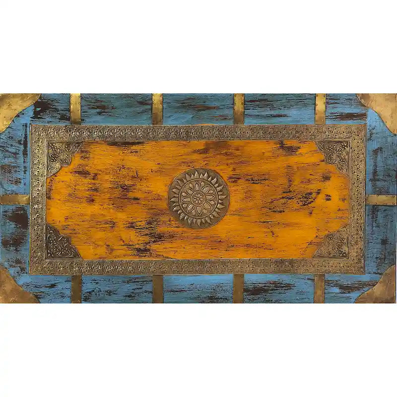 Coffre de rangement Nador avec incrustations en laiton peint à la main et table basse