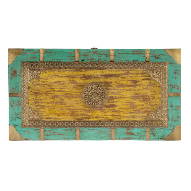 Coffre de rangement Nador avec incrustations en laiton peint à la main et table basse