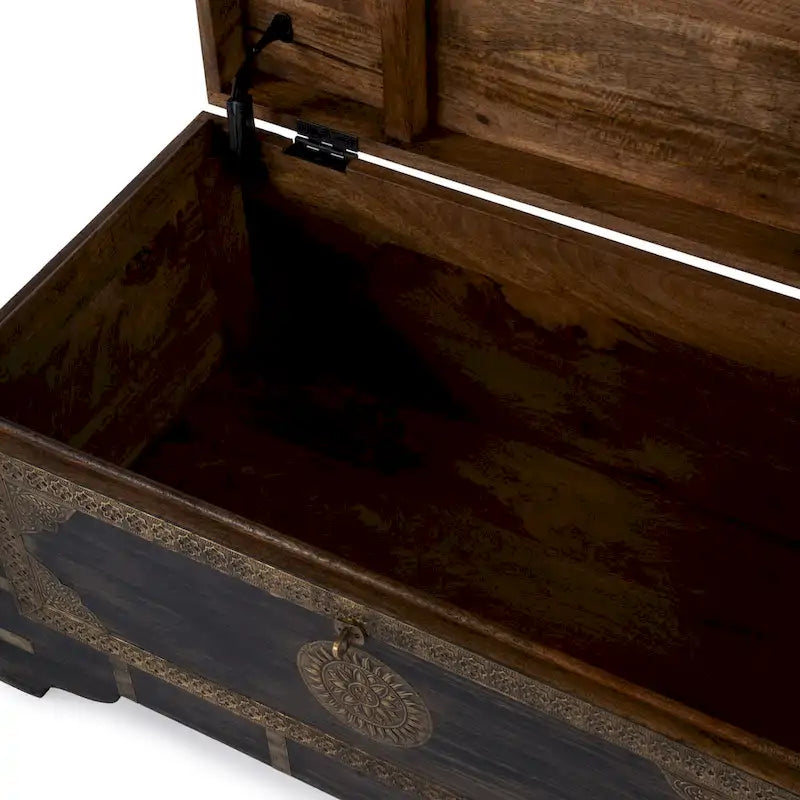 Coffre de rangement Nador avec incrustations en laiton peint à la main et table basse