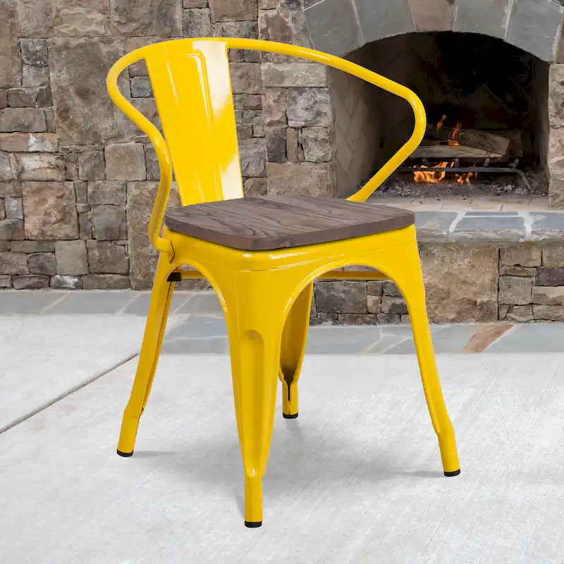 Chaise en métal avec assise et accoudoirs en bois