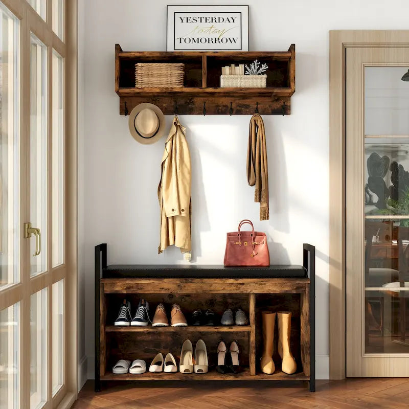 Ensemble porte-manteau industriel, banc à chaussures et rangement mural.