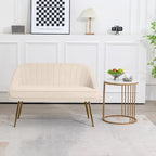 Canapé deux places contemporain capitonné avec pieds en métal doré, idéal pour le salon ou la chambre.