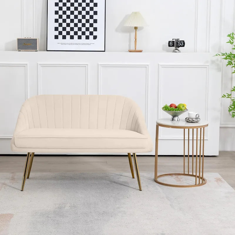 Canapé deux places contemporain capitonné avec pieds en métal doré, idéal pour le salon ou la chambre.
