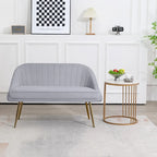 Canapé deux places contemporain capitonné avec pieds en métal doré, idéal pour le salon ou la chambre.