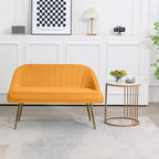 Canapé deux places contemporain capitonné avec pieds en métal doré, idéal pour le salon ou la chambre.