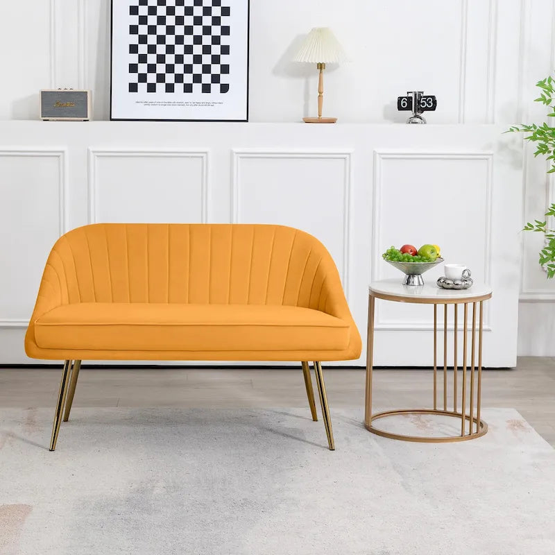 Canapé deux places contemporain capitonné avec pieds en métal doré, idéal pour le salon ou la chambre.