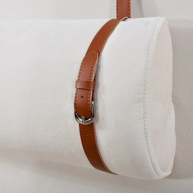 Lit plateforme en velours, format queen, deux prises électriques et ports de chargement USB de chaque côté, deux oreillers de chevet, étagères de rangement