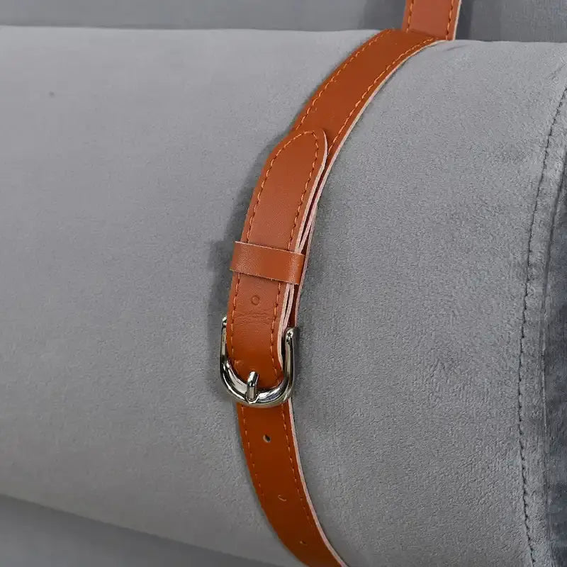 Lit plateforme en velours, format queen, deux prises électriques et ports de chargement USB de chaque côté, deux oreillers de chevet, étagères de rangement