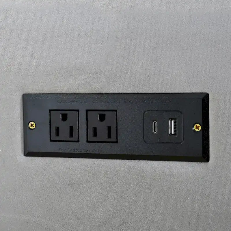 Lit plateforme en velours, format queen, deux prises électriques et ports de chargement USB de chaque côté, deux oreillers de chevet, étagères de rangement